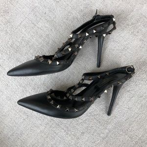 Valentino Garavani black leather pump in good condition